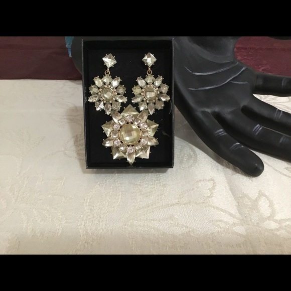 AVON BEAUTIFUL VINTAGE PIERCED EARRINGS AND BOLD BROOCH SET / NEVER USED - Picture 3 of 5